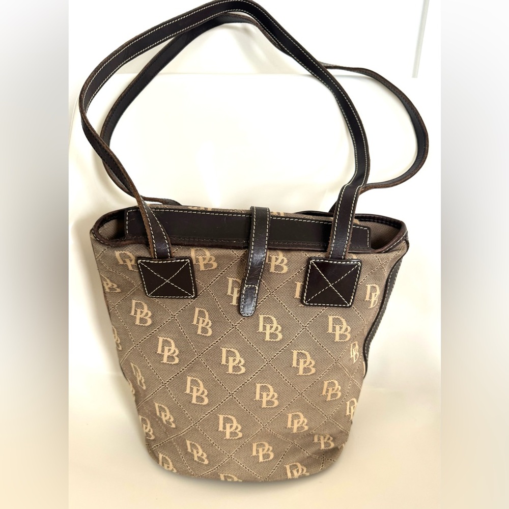 ✨Vintage Dooney & Bourke Brown Shoulder Bag with Structured Design✨ - Picture 6 of 16